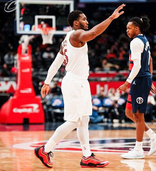 末节狂轰45分逆转!米切尔48分封神 骑士13连胜<a href=/lanqiubisa/wizards/ target=_blank class=infotextkey>奇才</a>